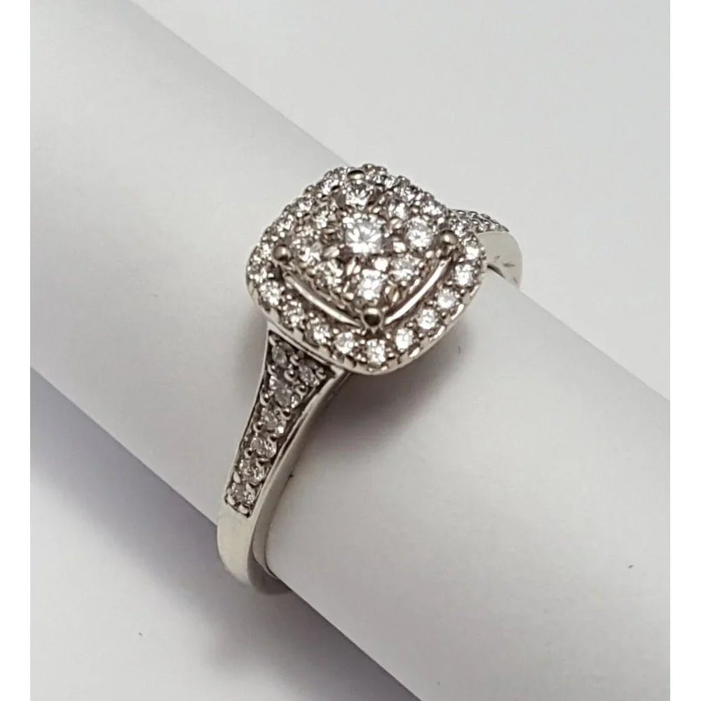 Beautiful 10K Karat Solid White Gold Designer Diamond Cluster Ring - Size 7